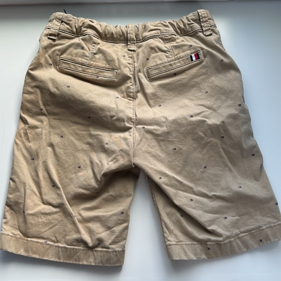 Tommy Hilfiger adaptive khaki shorts with adjustable waistband, Velcro closure - Picture 4 of 4